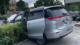 新北,林口,車禍,暴衝,癲癇,花圃。（圖／翻攝畫面）