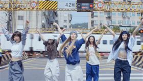 ▲韓團NewJeans曾來台灣取景拍攝MV。（圖／翻攝自HYBE官方YOUTUBE @HYBE_LABEL）
