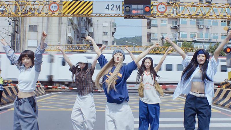 韓團NewJeans曾來台灣取景拍攝MV。(圖/翻攝自HYBE官方YOUTUBE @HYBE_LABEL)