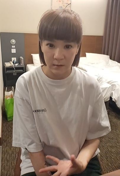 陸元琪12日在臉書直播哭訴「我出大事了,警示帳戶?要逼我走上絕路嗎?」(圖/翻攝自陸元琪臉書)