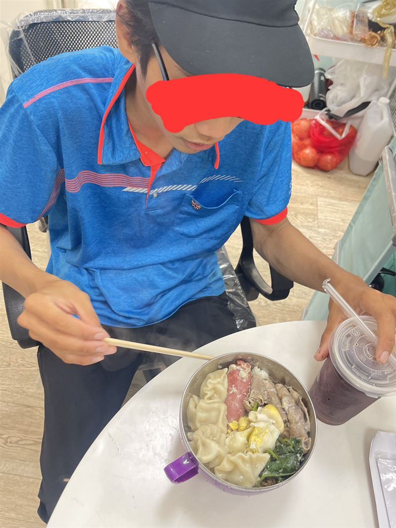蘇乙青明日要請青年吃速食,讓對方非常興奮。(圖/翻攝自蘇乙青臉書)