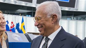 川普關稅風滿樓  歐盟強化競爭力美國總統川普再度點名要加關稅，歐盟主要領導人都未直接回應，執委會主席范德賴恩（左）、理事會主席柯斯塔（右）兩人與歐洲議會主席梅特索拉（中）在報告前寒喧。（歐洲議會提供）中央社記者田習如布魯塞爾傳真 114年1月22日