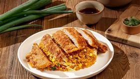 黃金萬兩豬扒炒飯－金黃XO醬炒飯搭配現炸豬扒，鑊氣十足、香辣帶勁。（圖／品牌業者提供）