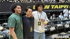 賀博（右）、賀丹（左）開心與前中信兄弟周思齊合影。（圖／記者蔡厚瑄攝影）