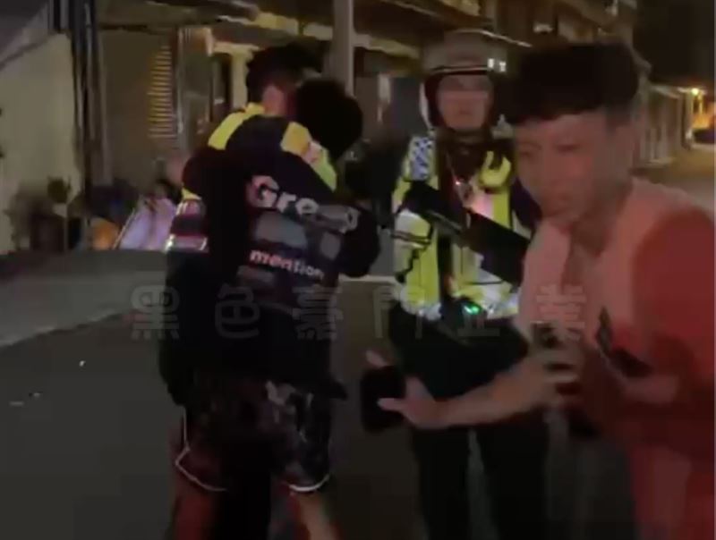 員警盤查時遭衝撞,立即將人壓制進行保護管束。(圖/翻攝自黑色豪門企業)