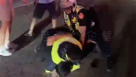 台中猴遭壓制！好友竟叫囂：可以扁警察了