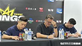 ▲高雄海神主帥費雪（中）出席賽後記者會。（圖／記者蔡厚瑄攝影）
