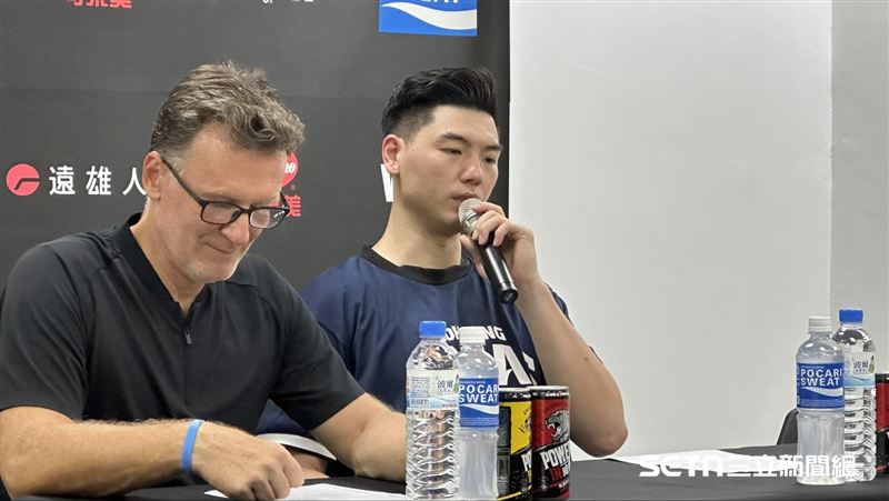 高雄海神胡瓏貿(右)出席賽後記者會。(圖/記者蔡厚瑄攝影)