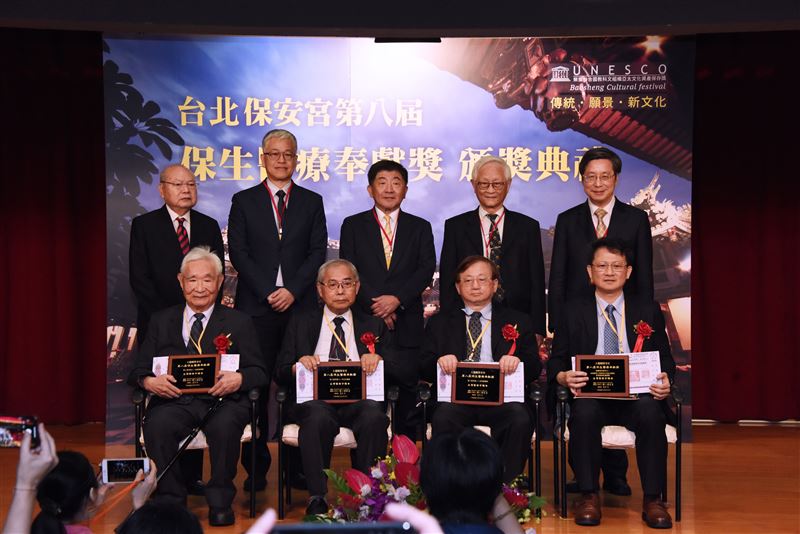 全國唯一兩度獲此殊榮！高醫營養醫療照護團隊榮獲第八屆保生醫療奉獻團體獎。由王照元院長(左)代表受獎。（圖／高醫提供）