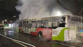 北市公車起火燃燒  疑電池故障釀禍台北市松山區敦化北路16日晚間發生一輛262公車起火事故，疑因電動公車電池故障釀禍，幸車上乘客及早疏散，現場無人傷亡，火勢也順利撲滅。（翻攝照片）中央社記者黃麗芸傳真  114年6月16日