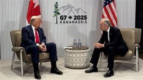 ▲美國總統川普和加拿大總理卡尼在G7峰會上會面。（圖／翻攝自X平台@MargoMartin47帳號）