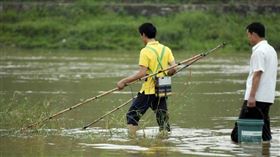電魚,捕魚（示意圖／翻攝自搜狐網）