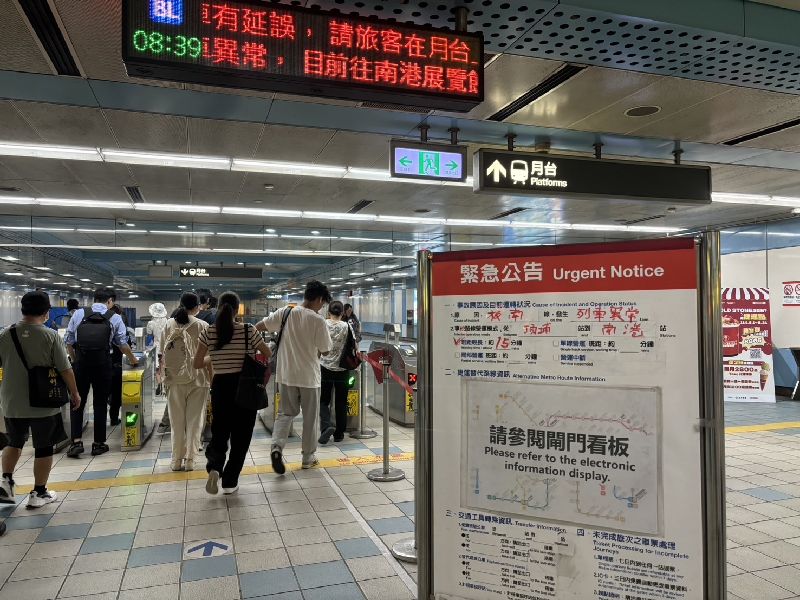 板南線善導寺站往南港展覽館站方向列車車門安全迴路異常,讓約1100人換乘列車,人潮相當擁擠。(圖/中央社)