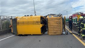 垃圾車在台65線北上8.6公里處翻覆。（圖／翻攝畫面）