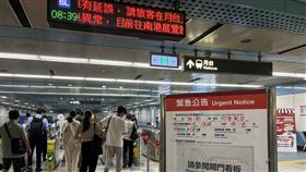 北捷某列車門安全迴路異常 忠孝新生站千人換乘北捷忠孝新生站17日上午出現人潮擁擠，台北捷運公司說明，上午8時3分，板南線善導寺站往南港展覽館站方向列車車門安全迴路異常，讓約1100人換乘列車所致。中央社記者陳昱婷攝  114年6月17日