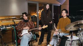 告五人前往英國錄音，五月天瑪莎驚喜探班（圖／相信音樂提供）