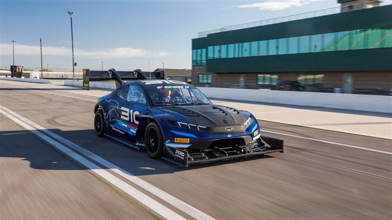福特Mustang Mach-E派克峰賽車搭載三具電動馬達、輸出高達1,421匹馬力。(翻攝FORD網站)