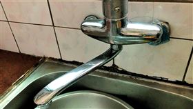 搶修受損自來水管  桃市龜山區逾8萬戶6/17起停水桃園市八德區思源街自來水管因污水下水道工程挖損，台灣自來水公司第二區管理處將於17日上午9時起分區域停水20至23小時，進行施工搶修，受影響戶數約8萬1875戶，請民眾預先儲水備用。中央社記者吳睿騏桃園攝  114年6月16日