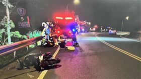 騎士深夜騎車，卻因不明原因自撞慘摔。（圖／翻攝畫面）