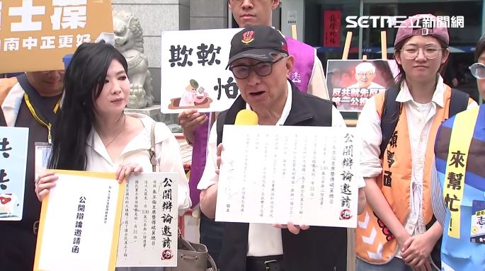 曹興誠今天親自送辯論邀請到國民黨中央黨部。(圖/翻攝畫面)