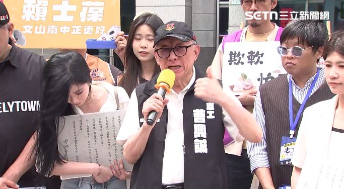 曹興誠親送辯論邀請到國民黨。(圖/翻攝畫面)