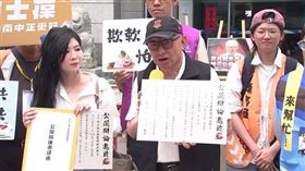 ▲曹興誠今天親自送辯論邀請到國民黨中央黨部。（圖／翻攝畫面）