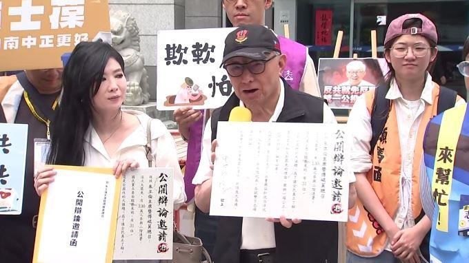 曹興誠送辯論邀請被拒馬擋！藍狂放歌干擾