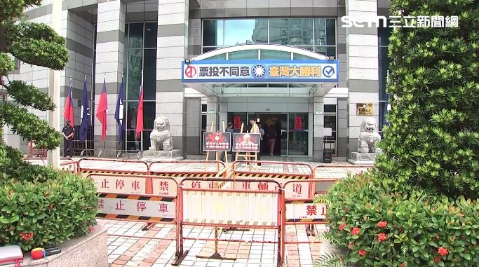  拒馬讓曹興誠無法進入。(圖/翻攝畫面)