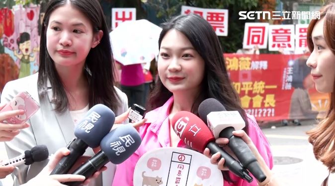 正妹阿美因為這次大罷免而爆紅。(圖/資料照)