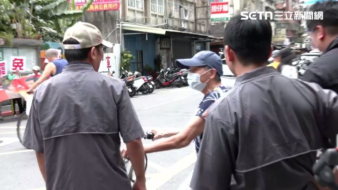 民眾鬧場,阿美也當場表示「或許可以用更的理性方式表達,比如投下不同意票,而不是在路上叫囂。」