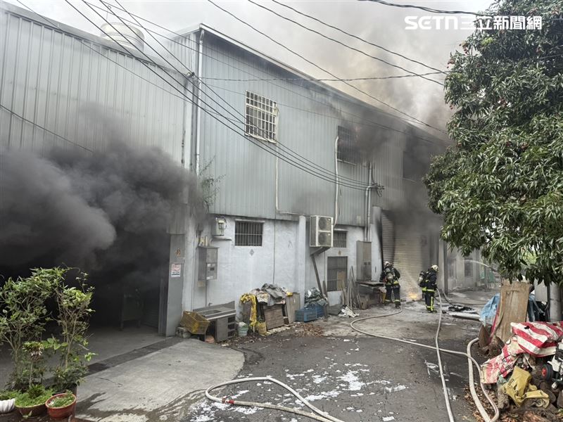 台中神岡區工廠大火，廠內金屬鎂燃燒，3人受傷送醫。（圖／翻攝畫面）