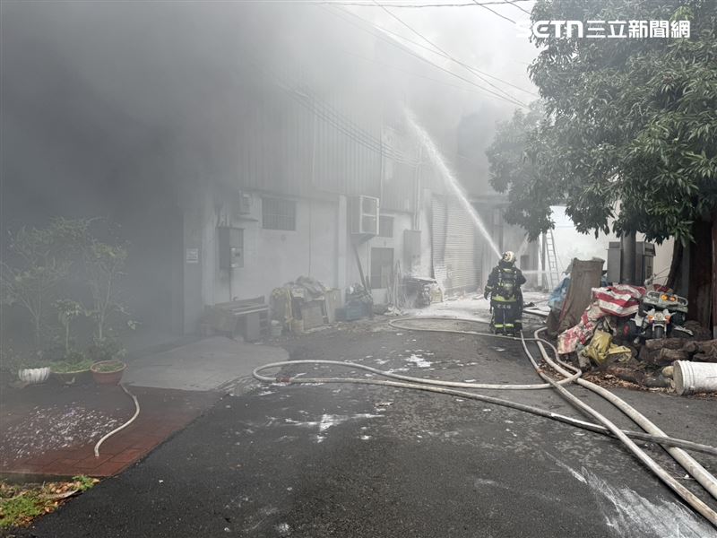 台中神岡區工廠大火，廠內金屬鎂燃燒，3人受傷送醫。（圖／翻攝畫面）