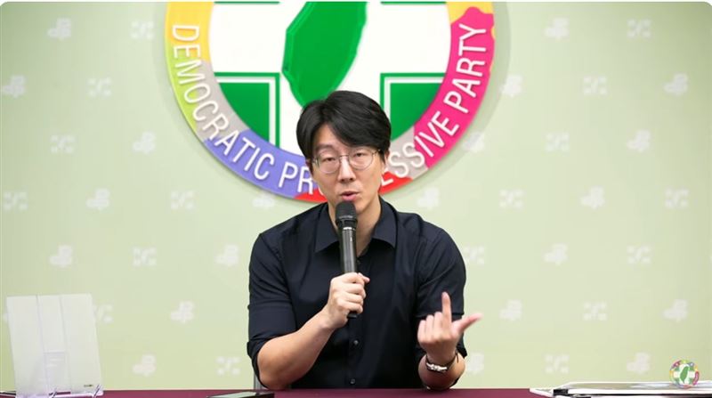 民進黨發言人吳崢。(圖/翻攝自民進黨直播)