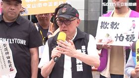 ▲曹興誠親送辯論邀情書到國民黨，但被拒馬擋住。（圖／翻攝畫面）