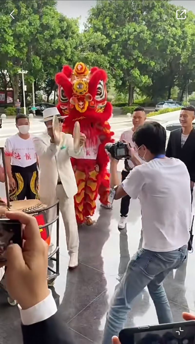 萬梓良現身舞獅開幕儀式,親自擔任鼓手助陣。(圖/翻攝自小紅書)