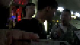 北市信義區夜店外昨天（16日）晚間發生一起鬥毆事件，2名男子在松壽路街頭發生衝突、互毆，其中1男被當場擊倒跌坐在地上，民眾拍下影片PO網後引起關注。警方指出，當事人因不滿女友被陌生男子拿手機拍攝，才和對方發生衝突。