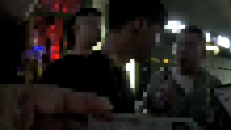 警方到場將2名男子帶回偵辦。(圖/翻攝畫面)
