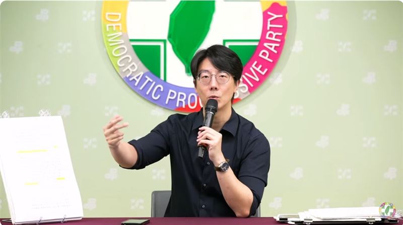 民進黨發言人吳崢今(17)日召開「史上最高九成偽造率 國民黨還不道歉?」記者會。(圖/翻攝民進黨直播)