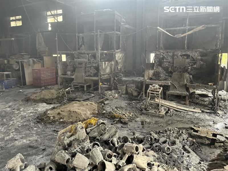 台中神岡區工廠大火，廠內金屬鎂燃燒，3人受傷送醫。（圖／翻攝畫面）