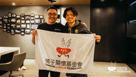 ▲橘子關懷基金會自2021年起支持阿果(右)「前進十四峰」計畫，至今已完成個人第10座高峰攀登；左為橘子關懷基金會創辦人、橘子集團執行長劉柏園。（圖／橘子關懷基金會提供） 