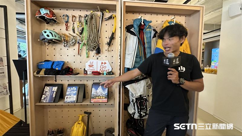 台灣登山好手呂忠翰分享登山設備。(圖/記者蔡厚瑄攝影)