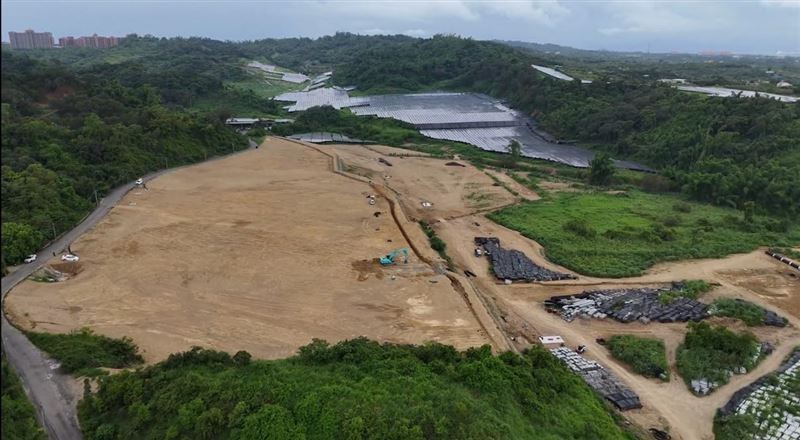 和山里51公頃山坡地被開發成光電場，光禿禿一片。（圖／翻攝自柯志恩臉書）