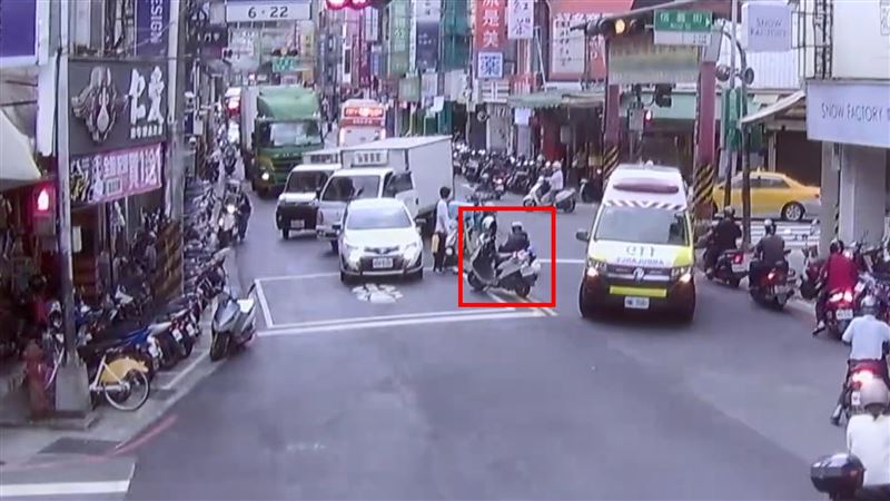 中和警陳冠傑對陳姓老翁進行CPR急救直到消防救護員到場接手。(圖/翻攝畫面)