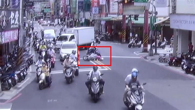 陳姓老翁昏倒摔車瞬間。(圖/翻攝畫面)