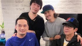 （右二）陳熙和五月天冠佑（右一）曾一起組團Why Not，至今團員們仍保持聯絡並偶爾聚會。（圖／翻攝自WHY NOT Forever 1995 臉書）