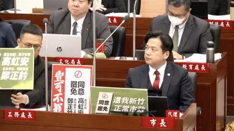 竹市議員議會擺「罷免牌遭拔」衝突畫面曝