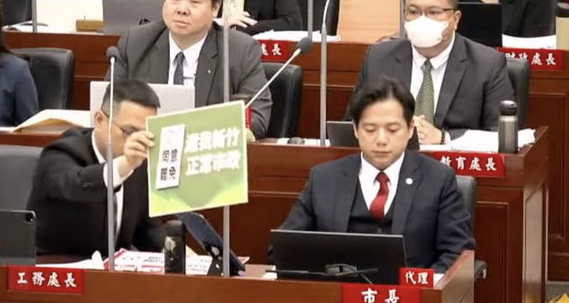 工務處長陳明錚陸續將手舉牌取下。（圖／翻攝自新竹市議會YT,翻攝畫面）