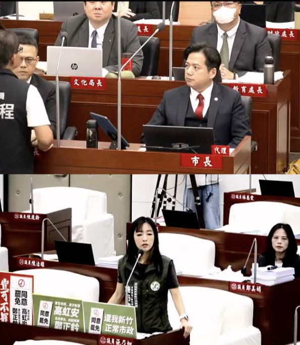 民進黨籍新竹市議員施乃如將罷免手舉牌放在邱臣遠桌上，遭工務處長取下，引發議員不滿。（圖／翻攝自新竹市議會YT,翻攝畫面）