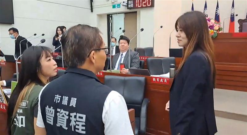 中場休息時，民政處長施淑婷又想將手舉牌拿下，再次被議員喝止，施淑婷回嗆「你們是流氓嗎？」（圖／翻攝畫面）