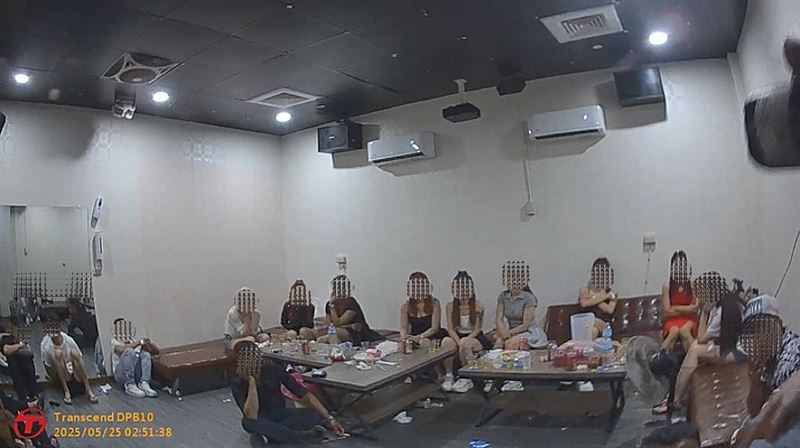 警方查獲多名越籍女陪侍。(圖/翻攝畫面)